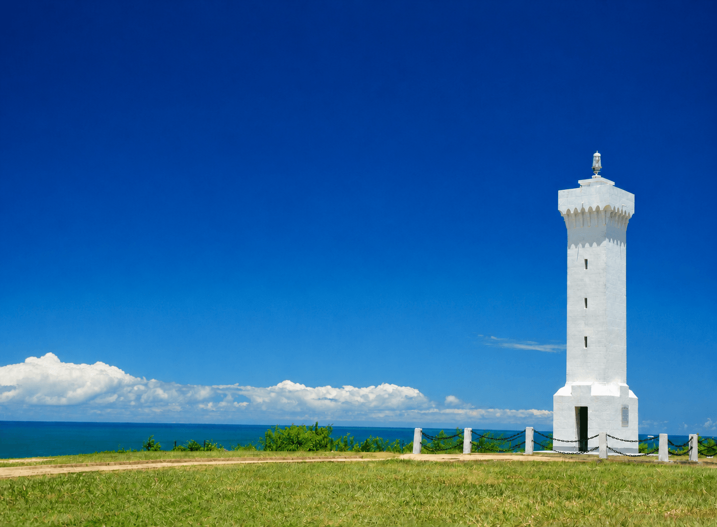 Farol de Porto Seguro diante do mar e do céu azul